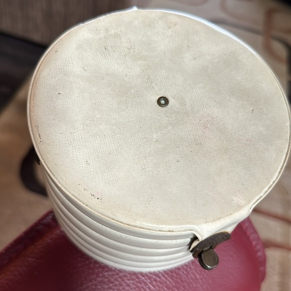 Galavanting Vintage 1950s White Vinyl Small Round Beehive Box Handbag - Picture 3 of 9
